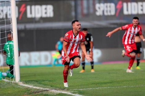 Lucas Brochero festeja su segundo gol del torneo. Su pase pertenece a Boca.