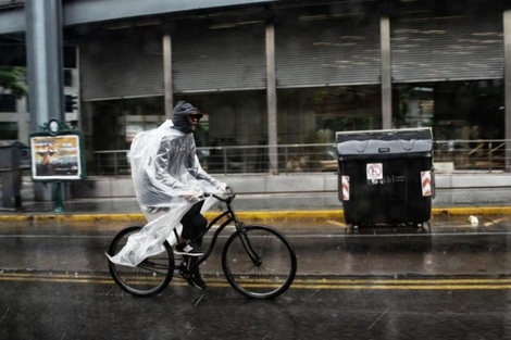 Parte de Buenos Aires y 9 distritos bajo alerta por tormentas fuertes.