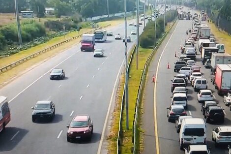 Demoras por un choque en cadena que dejó tres autos volcados en la Autopista Buenos Aires-La Plata 