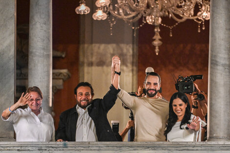 Nayib Bukele con el vicepresidente y su esposa celebran la victoria.