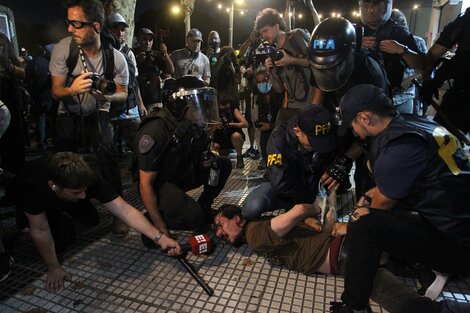 Palos, gases y balas de goma 