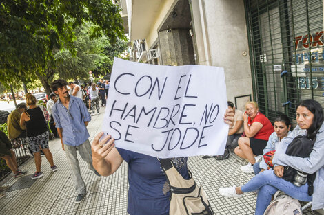 La larga fila del hambre que el Gobierno de Milei decidió ignorar