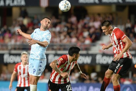 Duelo aéreo entre Maravilla Martínez y Zaid Romero. Luego el de Estudiantes le daría un tremendo patadón que le valió la roja.