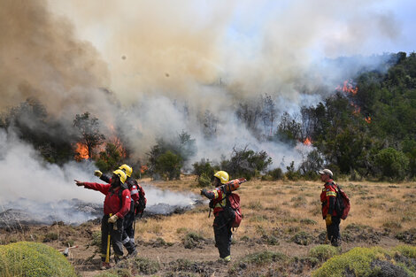 Brigadistas y helicópteros continúan combatiendo el fuego en el Parque Nacional Nahuel Huapi