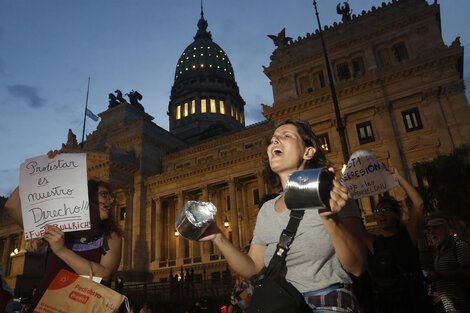 La manifestación en la Plaza del Congreso festejó la derrota del oficialismo en el recinto. 