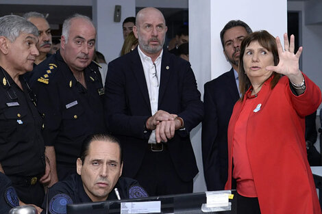 Bullrich jugando a los soldaditos.