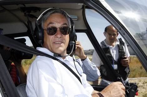 Sebastián Piñera, al mando de un helicóptero