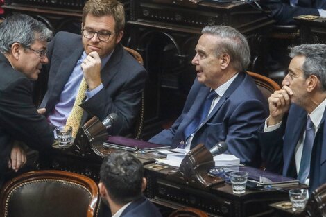 Miguel Pichetto en su salsa, rodeado por Germán Martínez, Florencio Randazzo y Nicolás Massot.