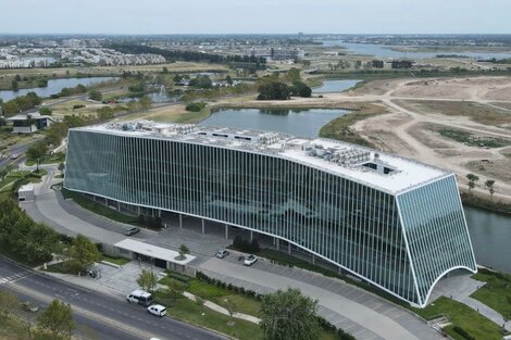 Oficinas de lujo, en terrenos declarados como baldíos