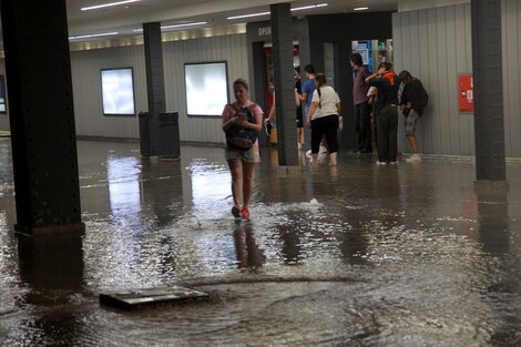 Varias líneas de subte debieron suspender el servicio por estar inundadas.