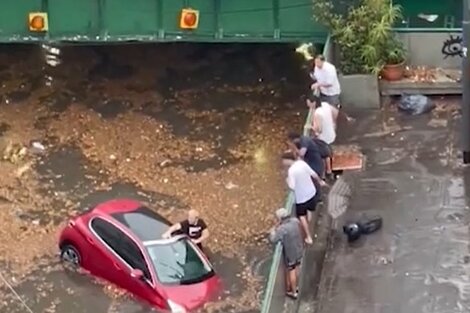 Un auto quedó flotando en un paso bajo nivel de Caballito y los vecinos ayudaron a sacarlo