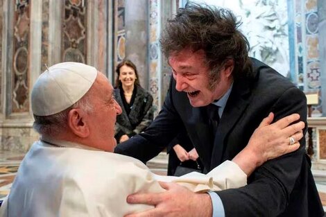 En el acto de canonización en el Vaticano, el presidente Milei se acercó a saludar al Papa Francisco, 