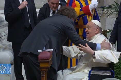 Sonrisas y un breve abrazo fuera de protocolo en el Vaticano