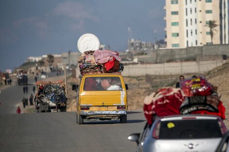 Los gazatíes escapan de Rafah al desierto.