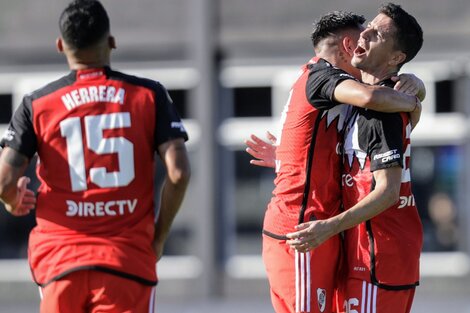 Nacho Fernández celebra su gol, el que terminó de demoler a Riestra