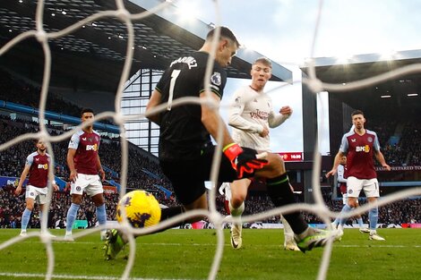 Garnacho festejó ante el Dibu Martínez en la Premier League