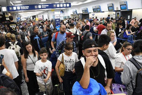 Vuelos demorados y desviados en Aeroparque y Ezeiza por la fuerte tormenta