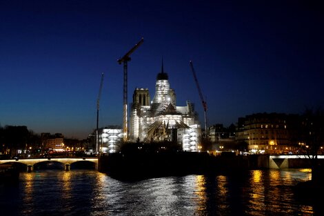 La aguja de la catedral de Notre Dame vuelve a brillar