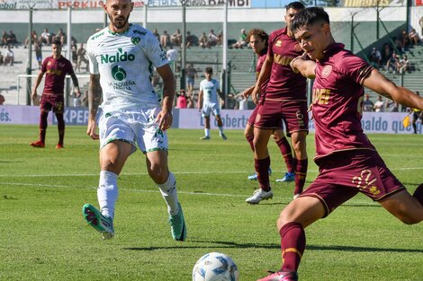 Soler rechaza la pelota desde el fondo.