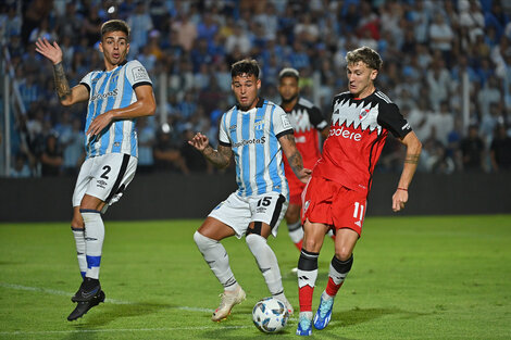 Colidio intenta avanzar ante la férrea defensa tucumana. Imagen: @RiverPlate.