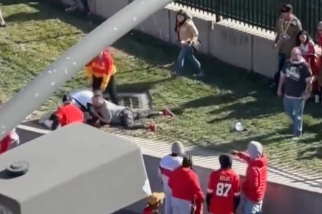 El momento en que fanáticos capturan a uno de los agresores del tiroteo en Kansas. Foto: captura de video