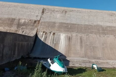 Murió un hombre que manejaba una moto de agua por un embalse, chocó contra la pared, y cayó por hacia un vertedero desde unos 30 metros de altura. (Imagen: Ministerio de Seguridad de Mendoza)