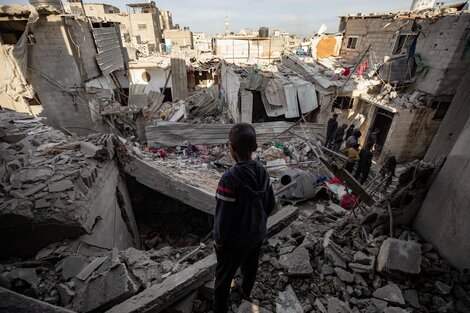  Un niño observa una zona destruida tras un ataque aéreo israelí en Rafah.