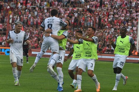 Gabriel Neves festeja la apertura del marcador en Córdoba.