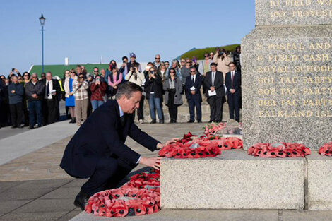 David Cameron viajó a Malvinas y dijo que las islas serán británicas "para siempre"