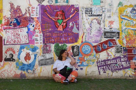 Sonia Tessa en una vereda de su ciudad, Rosario, que cuenta de la intensa agitación feminista.