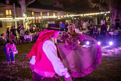 Música, baile y alegría para honrar la bandera