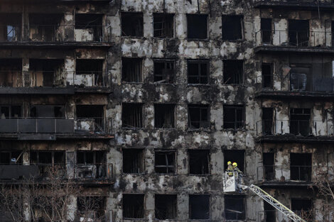 Las impactantes imágenes y videos del incendio en un edificio residencial de Valencia