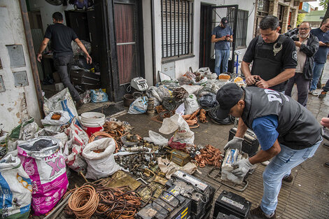 El operativo conjunto también derivó en el secuestro de un arma de fuego y dinero. 