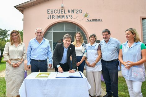 Axel Kicillof durante la inauguración de una obra escolar.