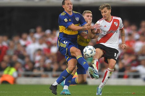 Facundo Colidio lucha por la pelota junto a Cristian Lema 