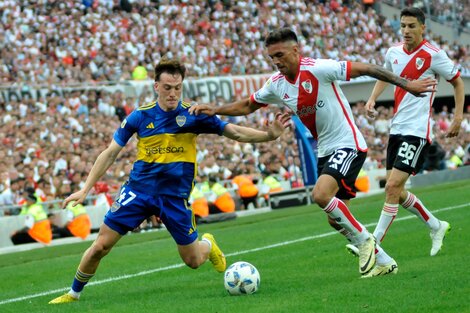 Saralegui y Enzo Díaz van por la pelota .  (Fuente: Julio Martín Mancini)