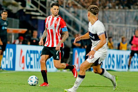 El capitán Sosa es seguido por Sánchez; el clásico platense terminó 0-0 