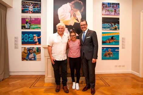 El fotógrafo Martín Waichman, la medallista Paula Pareto, y el delegado del gobierno de la Generalitat Josep Vives.