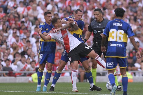 González Pirez y Lema siguen forcejeando pese a que el juego estaba interrumpido (Fuente: Télam) (Fuente: Télam) (Fuente: Télam)