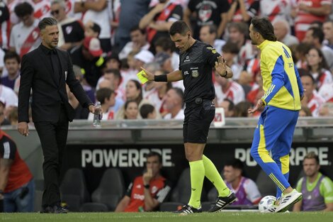 Demichelis y Martínez protestan al cuarto árbitro. Duelo de estilos de juego y de vestimenta (Fuente: AFP) (Fuente: AFP)