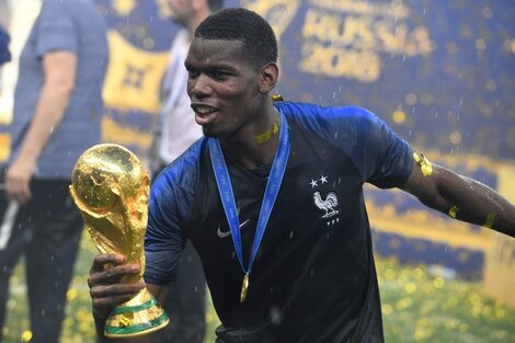 Paul Pogba con el trofeo del Mundial Rusia 2018.