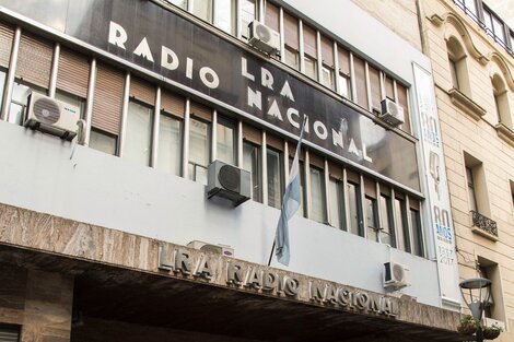 La interna por los medios públicos forzó dos renuncias