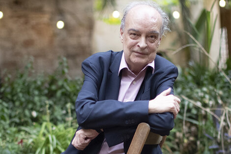 Enrique Vila-Matas nació el 31 de marzo de 1945