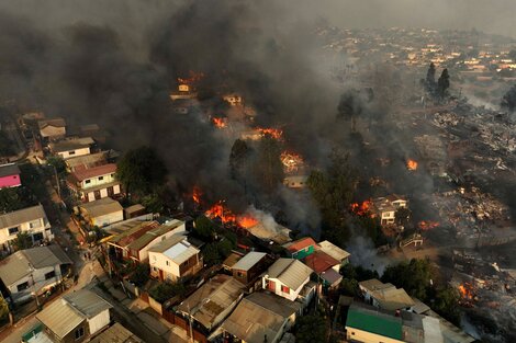 Los incendios de Chile y el milagro de Botania, el barrio que se salvó de las llamas (Fuente: AFP)