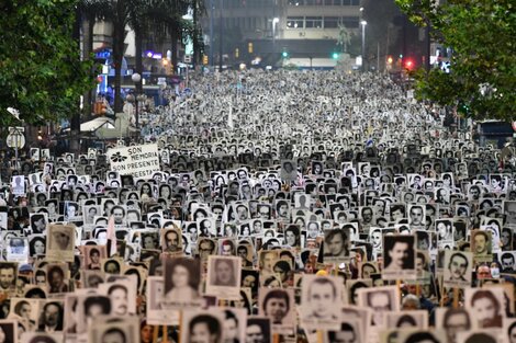 Retratos de desaparecidos en la Marcha del Silencio de mayo de 2022 en Montevideo.