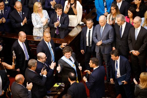El Presidente saluda al ingresar al recinto del Congreso para dar el discurso ante la Asamblea Legislativa. (Fuente: RodrigoNespolo-pool) (Fuente: RodrigoNespolo-pool)