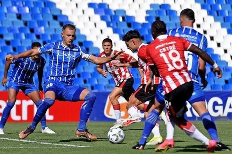 Copa de la Liga: Estudiantes se impuso en Mendoza y se prendió arriba