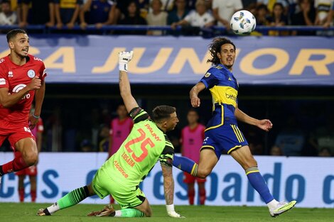 Cavani define muy bien ante el arquero Losada para el 2-1. Hubo festejo demorado por una supuesta posición adelantada.