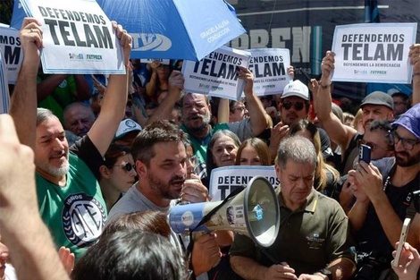 En Buenos Aires se realizó ayer al mediodía un abrazo a la agencia. 