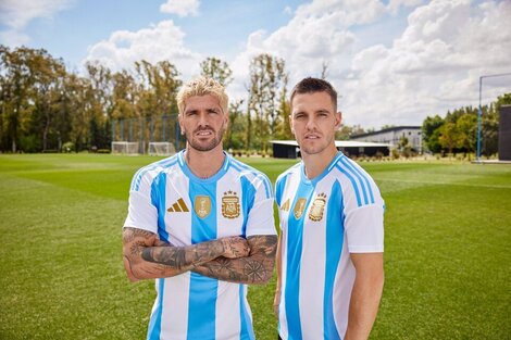 Rodrigo De Paul y Giovani Lo Celso con la nueva camiseta de Argentina.